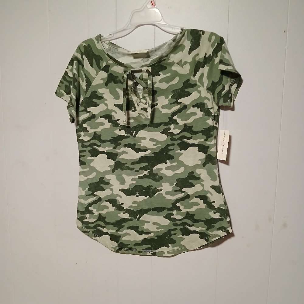 Ladies Bobbi Brooks camo short sleeve Pullover Shirt. Size small. NWT